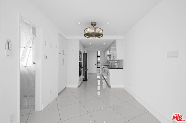 Building Photo - 4267 Marina City Dr