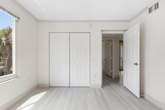 Building Photo - 810 Villa Cir