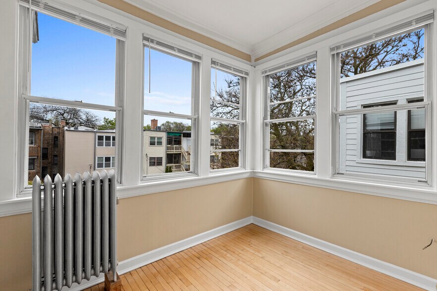 Building Photo - 6645 N Greenview Ave