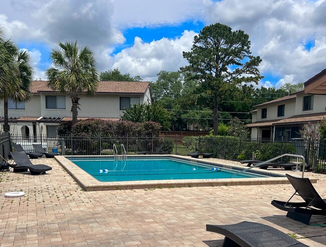 Building Photo - 2BR/1.5 Townhouse in Conveniently Located ...