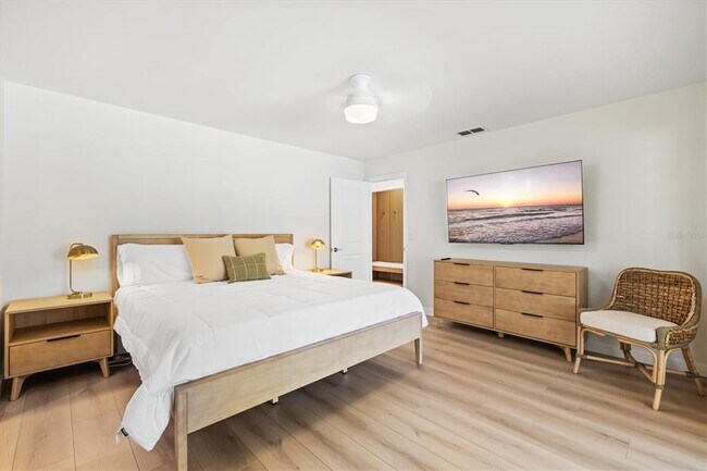 Building Photo - 2641 Hyde Park St