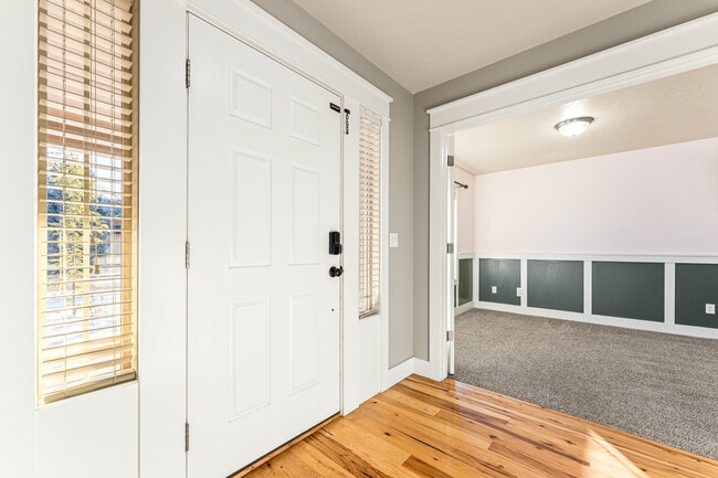 Building Photo - 987 N Knox Pl