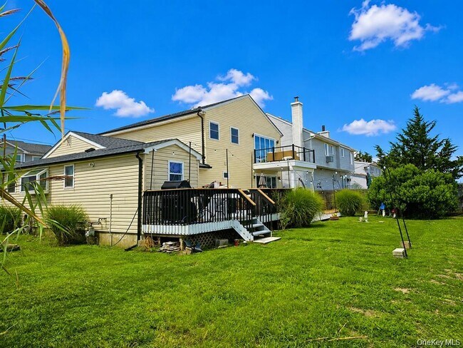 Building Photo - 2706 Peconic Ave