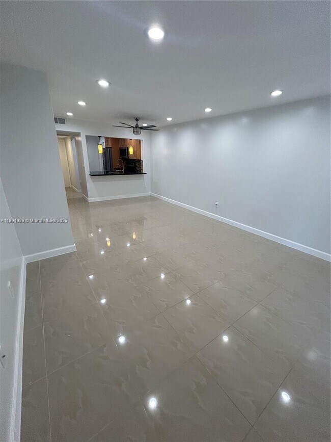 Building Photo - $2,200MONTHLY;20730 NE 8TH CT #204-16