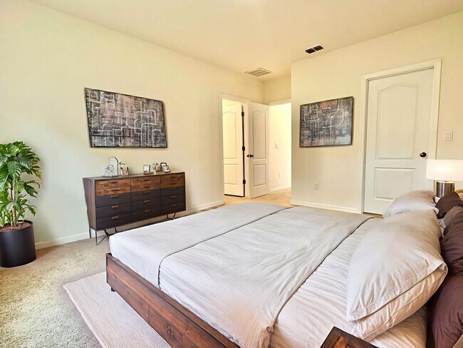 Building Photo - Fresh, modern & convenient 3Bedrooms/2.5Baths home in Daytona Beach!