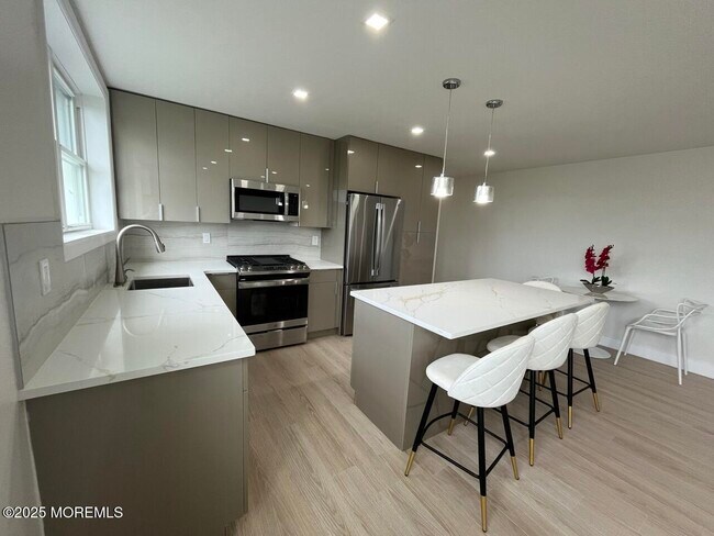 Building Photo - 1217 Ocean Ave N