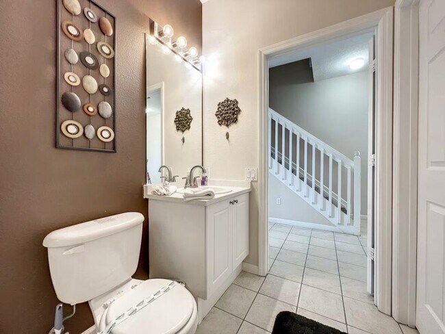 Building Photo - 2421 Silver Palm Dr