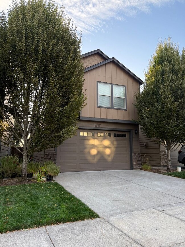 Building Photo - Beautiful 3 Bedroom House with High Ceilings, 2 Car Garage, Great Location & More!
