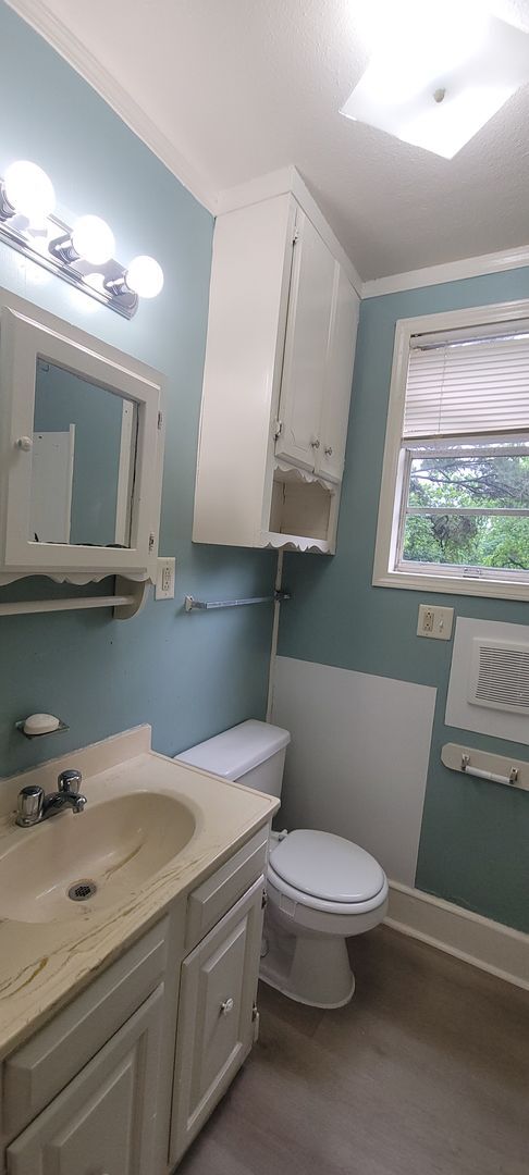 Building Photo - Huge 4 bedroom/1 bath Downstairs unit with...