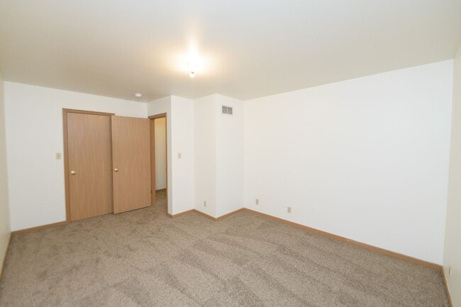 Building Photo - 2 bed 1.5 bath Townhouse in Chesterton