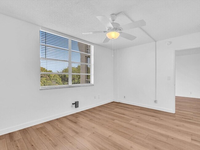Building Photo - 9470 Poinciana Pl