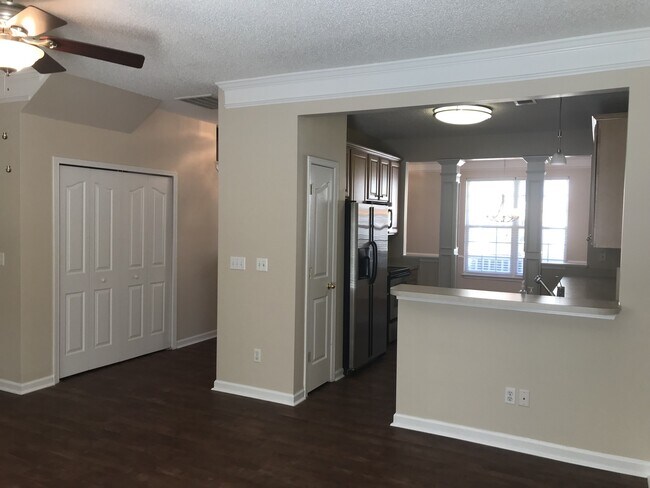 Building Photo - 3 Bedroom  2.5 Bath townhome located at  T...