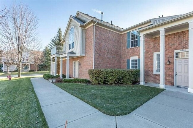 Building Photo - GORGEOUS COMMERCE TOWNSHIP 2 BED/2 BATH MO...