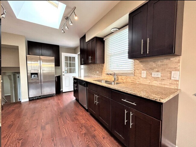 Building Photo - 8840 Hickory Dr
