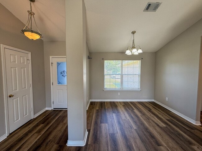 Building Photo - 3 bedroom 2 bath home with all new floorin...
