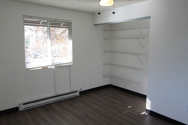 Building Photo - 102 E Weile Ave