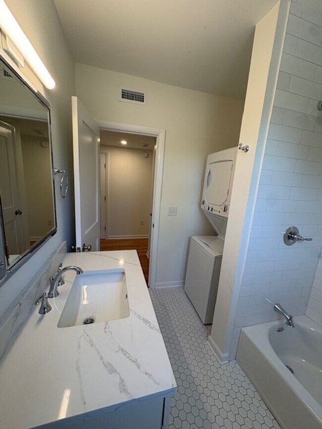 Building Photo - Newly Renovated Three Bedrooms Condo in South Windermere