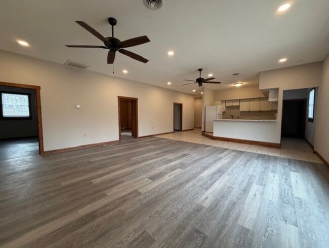 Building Photo - 4 bed 1.5 Bath Home Available in Springfield+