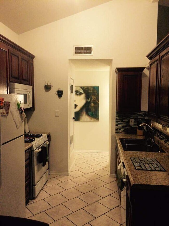 Building Photo - East El Paso 2 bed/1.5 Bath 1 car garage