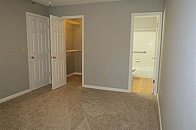 Building Photo - Beautiful 2 bed/ 2 bath townhome Located Off of Mission Road!