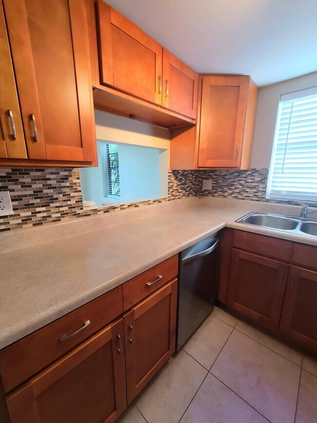 Building Photo - 3201 Bayview Dr