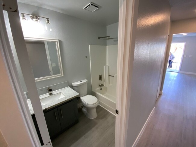 Building Photo - Fourplex. Unit for Rent