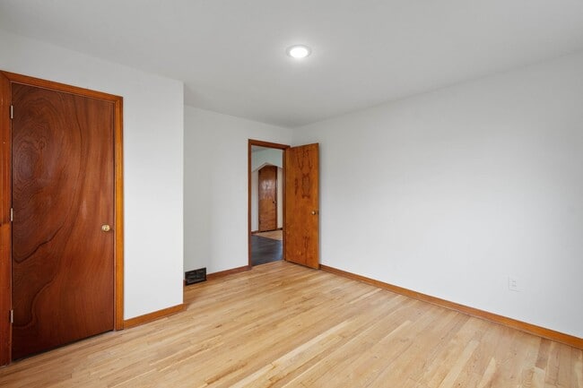 Building Photo - Don’t miss this! Beautifully RENOVATED 3 bedroom in Stowe!!