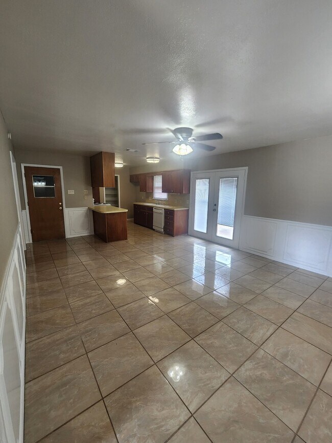 Building Photo - 3 bed 2 bath home, 2 car garage