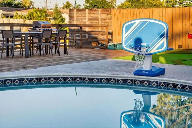 Building Photo - 2365 NE 195th St