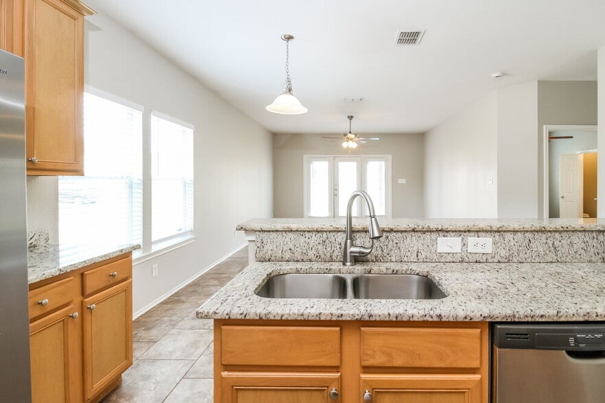 Building Photo - 10048 Iron Ridge Dr