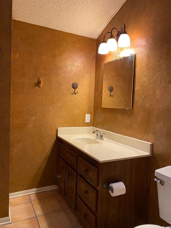 Building Photo - 3 BEDROOM, CORNER LOT