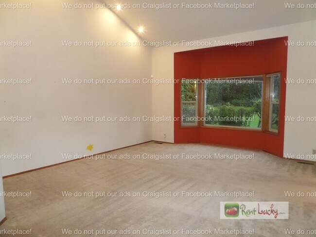 Building Photo - INCREDIBLE VIEWS!! Large 2-Bedroom + Den Duplex with 3-Car Garage in Fantastic Federal Way Neighb...