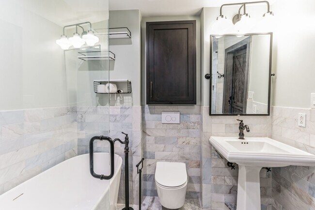 Building Photo - Beautiful 2 Bedroom, 1 Bathroom Condo In W...