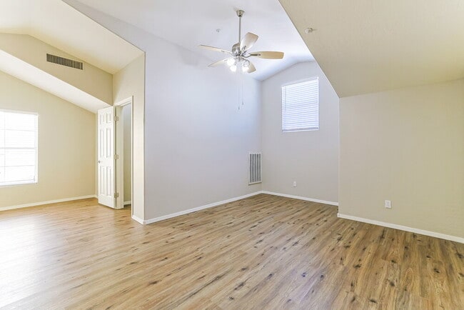 Building Photo - 163 W Tremaine Ct