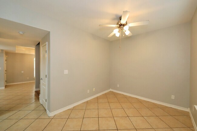 Building Photo - 1000 Ranchway Dr