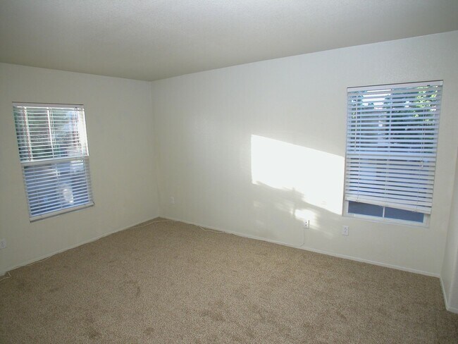 Building Photo - WOW! 2 bedroom, 2 bath Townhome in Capri!
