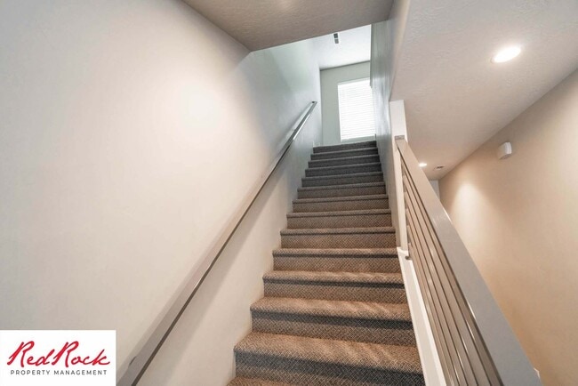Building Photo - Spacious 4 Bedroom, 2.5 Bathroom Centrally...