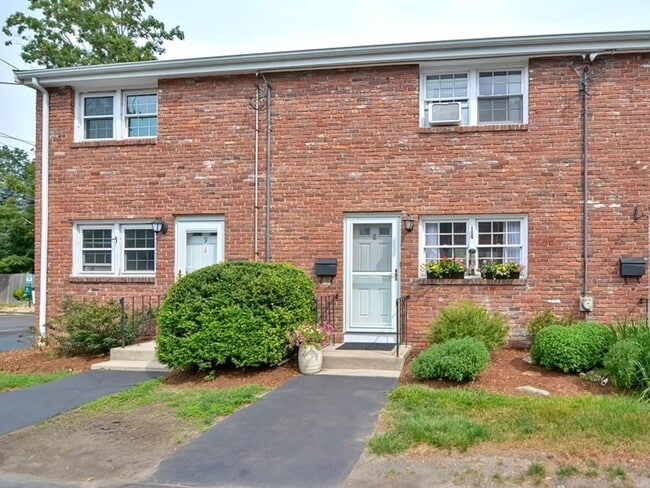 Primary Photo - 8 Regency Dr