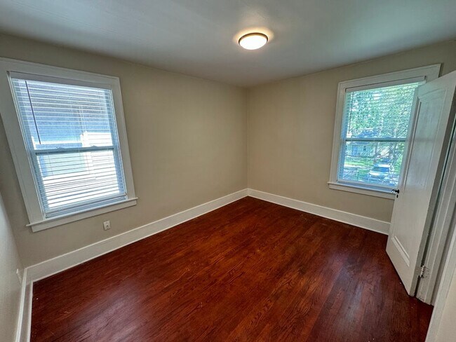 Building Photo - D035 - E Chesterfield 143