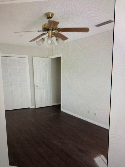 Building Photo - 2102 Hinkle Ave