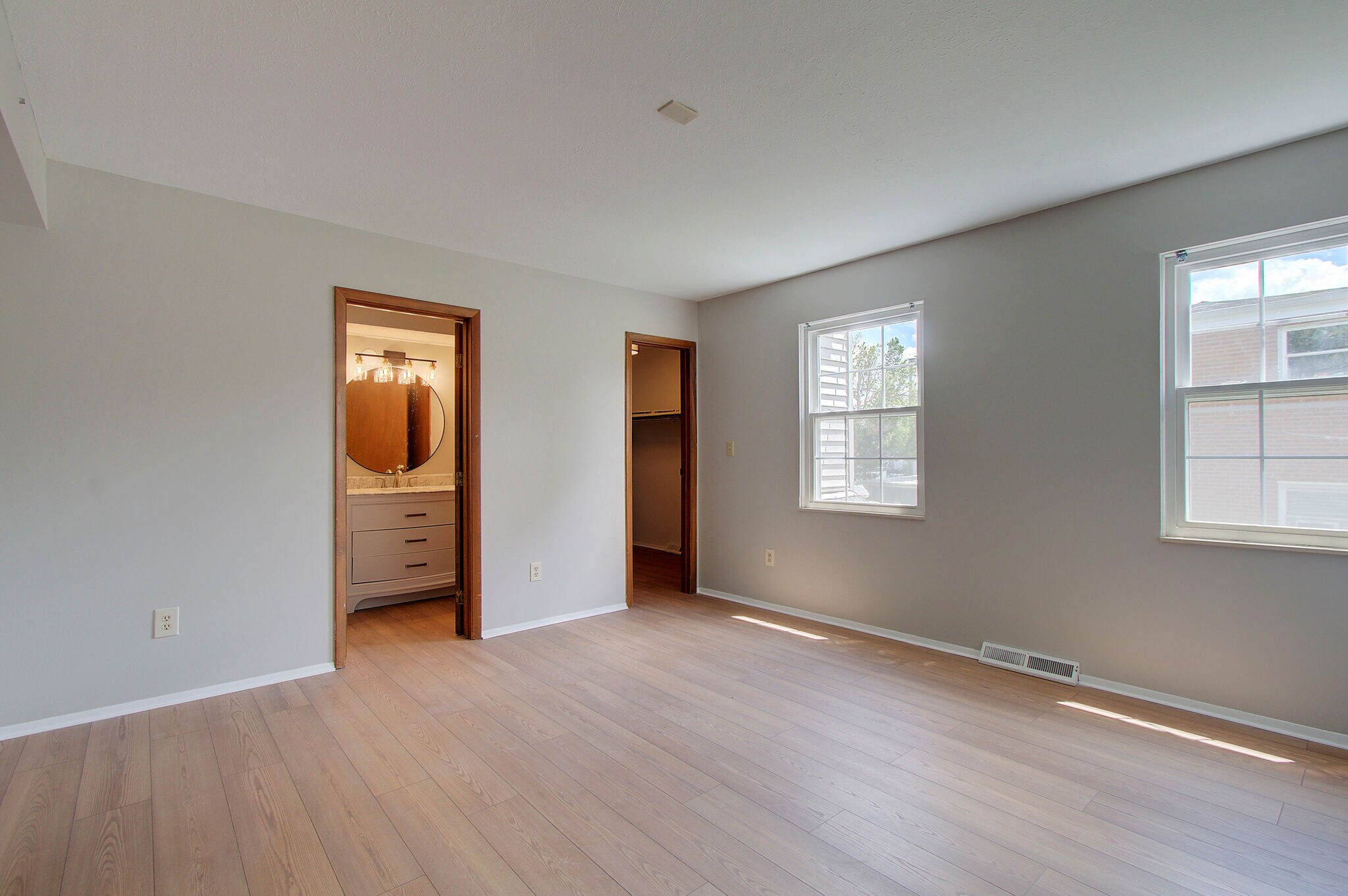 Building Photo - 1655 Southbend Dr