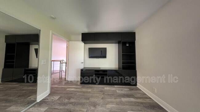 Building Photo - 6287 Sun Blvd