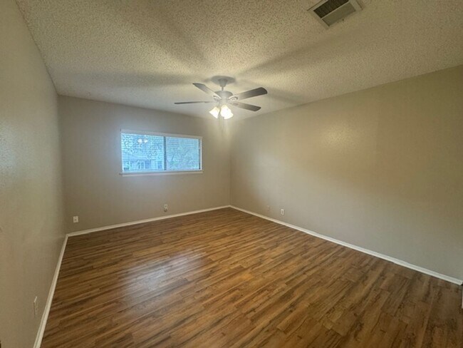 Building Photo - What a Gem! Spacious, Renovated 1-Story Ho...
