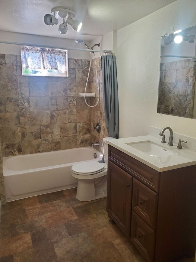 Building Photo - 2 br, 1 bath House - 825 Dr ML King Way