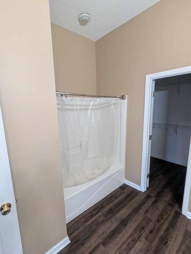 Building Photo - Nice 2 bedroom 2 Bath Villa Available NOW