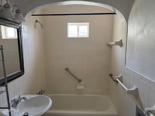 Building Photo - 1222 Mesita Dr