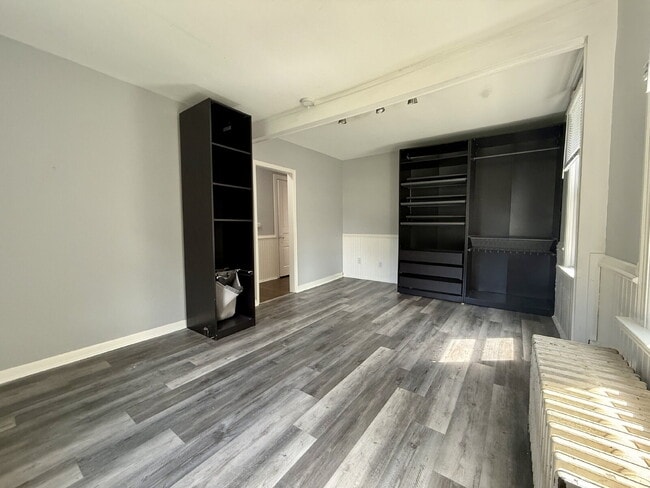 Building Photo - Large 2 bedroom, 1 bath for rent.