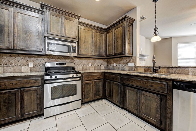 Building Photo - Spacious 3-Bedroom Home in Yukon – Modern ...