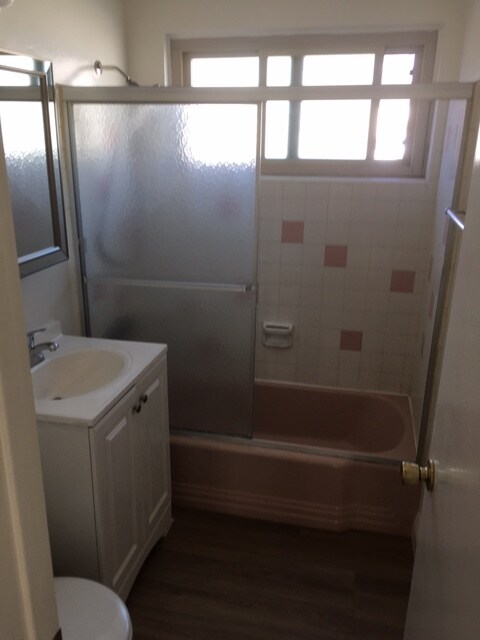 bathroom - 628 E Cedar Ave