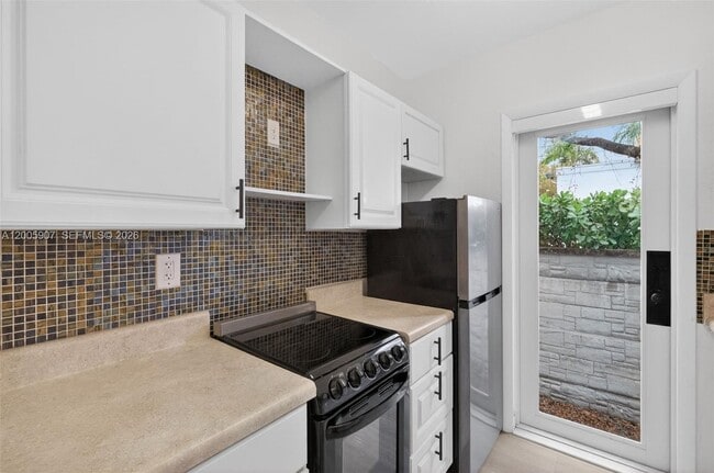 Building Photo - 428 Collins Ave